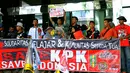 Sejumlah pelajar saat mengelar aksi di depan Gedung Komisi Pemberantasan Korupsi (KPK), Jakarta, Senin (16/02/15).  Para pelajar mengayuh sepeda ontel selama 13 hari dari  Jember menuju Jakarta untuk mendukung KPK. (Liputan6.com/Faisal R Syam)