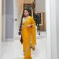 Mayangsari mengenakan sari oranye yang membuatnya seperti perempuan India (Dok.Instagram/@mayangsaritrihatmodjoreal/https://www.instagram.com/p/B2GKmOIg18s/Komarudin)