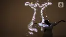 Ekspresi pengunjung saat mengamati karya seni yang ditampilkan dalam Pameran Manifesto VIII: Transposisi di Galeri Nasional, Jakarta Pusat, Senin (8/8/2022). Karya seni yang ditampilkan berupa lukisan, grafis, drawing, mural, patung, instalasi, founde object, kolase, kriya tekstil, fotografi, seni digital, video art, animasi, video mapping, dan virtual reality. (merdeka.com/Iqbal S. Nugroho)