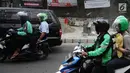 Pengemudi ojek online membawa penumpang di Jakarta, Selasa (19/3). Aturan tersebut adalah Permenhub No.12 tahun 2019 tentang perlindungan keselamatan pengguna sepeda motor yang digunakan untuk kepentingan masyarakat. (Liputan6.com/Herman Zakharia)