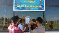 Aparat Polres Kepulauan Talaud bersama Polsek memasang Maklumat Kapolri di sejumlah tempat strategis