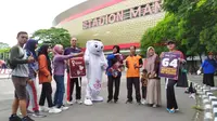 La'eeb atau maskot Piala Dunia 2022 berfoto dengan warga Solo yang sedang asyik berolahraga di kawasan Stadion Manahan, Sabtu (29/10/2022). (dok. SCM)