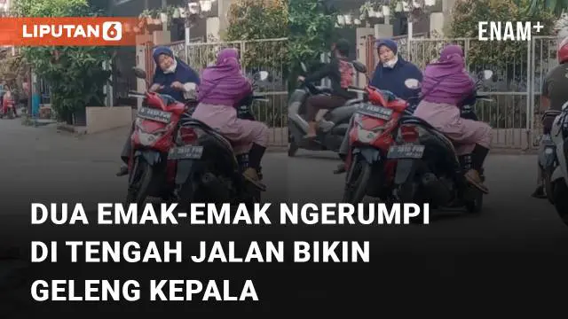 Ada-ada saja yang dilakukan dua emak-emak ini ketika nongkrong dan ngerumpi di atas motor dan di tengah jalan mengundang perhatian.