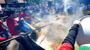 Para koki mempersiapkan kacang lentil rebus di panci raksasa untuk memecahkan rekor dunia Guinness Record dalam acara Prado Rural di Montevideo, Uruguay, Minggu (13/9/2015). Kacang tersebut cukup untuk memberi makan 10.000 orang. (AFP PHOTO/Miguel Rojo)