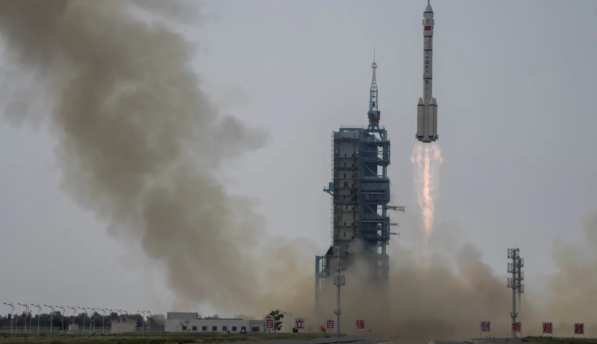 Pesawat ruang angkasa Shenzhou 16 lepas landas dari pusat peluncuran Jiuquan di tepi Gurun Gobi di China barat laut di atas roket Long March 2-F tepat setelah pukul 9.30 pagi pada hari Selasa. (AP Photo/Mark Schiefelbein)