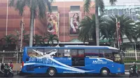 Sebuah armada bus JA Connexion tujuan Bandara Soekarno-Hatta di Tangerang menunggu penumpang di Pondok Indah Mall, Jakarta Selatan, Jumat (29/12). Satu bulan pertama operasi dikenakan tarif promosi Rp25.000 per orang. (Liputan6.com/Immanuel Antonius)