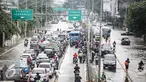 Sejumlah kendaraan terjebak saat mencoba melintas genangan banjir di Jalan Gunung Sahari, Jakarta, Kamis (21/4/2016). Hujan yang mengguyur Jakarta sejak tadi malam membuat beberapa ruas jalan Jakarta tergenang banjir. (Liputan6.com/Faizal Fanani)