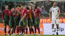 Seleccao das Quinas yang tidak diperkuat Cristiano Ronaldo karena sedang sakit tetap menunjukkan penampilan terbaiknya. Portugal menang dengan skor telak empat gol tanpa balas atas Nigeria. (AP/Armando Franca)