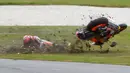 Pebalap Repsol Honda Team, Marc Marquez gagal masuk finish setelah terjatuh pada balapan MotoGP Australian Grand Prix di Phillip Island (23/10/2016). (AFP/Paul Crock)