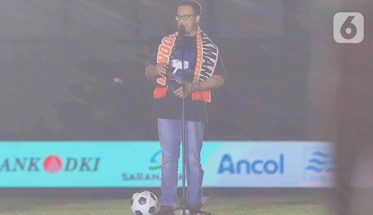 Gubernur DKI Jakarta Anies Baswedan saat meresmikan Stadion Jakarta International Stadium (JIS), Minggu ( 24/7/2022). Sederet artis papan atas Ibu Kota turut meramaikan acara tersebut antara lain Dewa 19 dan Virzha, Kotak Band serta Setia Band. Selain itu, panitia juga akan menggelar pertandingan persahabatan sepakbola. (Liputan6.com/Herman Zakharia)