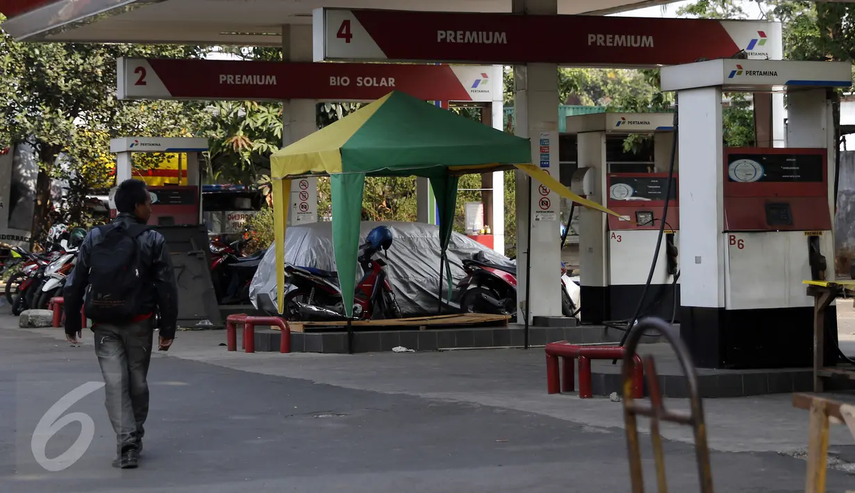 Sebuah mesin SPBU dijadikan tempat parkir karena sudah tak beroperasi, Jakarta, Senin (12/10/2015). Sebanyak 35 Stasiun Pengisian Bahan Bakar Umum (SPBU) di Jakarta banyak yang dalam kondisi tutup. (Liputan6.com/Yoppy Renato)