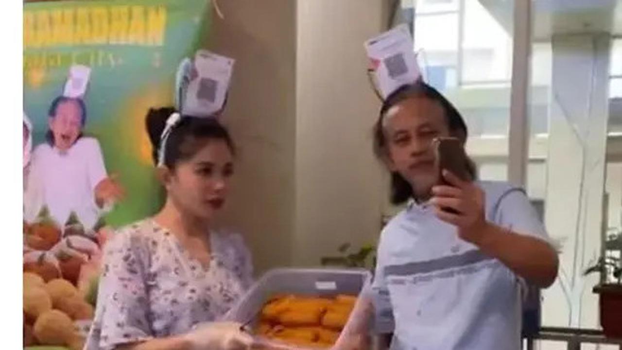 6 Potret Kang Mus Alias Epy Kusnandar dan Istri Jualan Takjil di Bazar Ramadan, Kompak Pakai Bando QRIS dengan Omzet Jutaan Rupiah