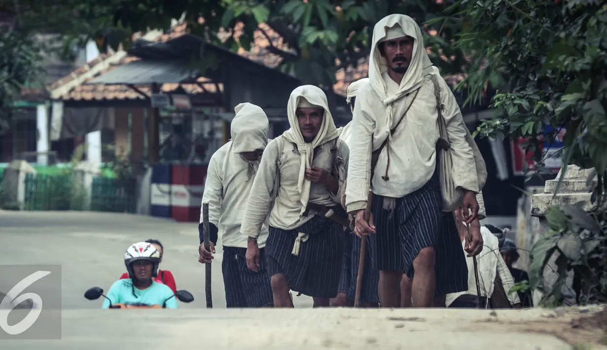 Suku Baduy Dalam berjalan kaki puluhan kilometer tanpa alas kaki menuju pendopo Kabupaten Lebak, Banten (13/05). Mereka diwajibkan berjalan kaki untuk mengikuti tradisi Seba Baduy Kecil. (Liputan6.com/Fery Pradolo)