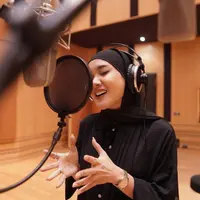 Kembali aktif usai rehat dari Instagram, Cita Citata memperlihatkan tampilan berbeda dengan hijab. Berikut potretnya! (Instagram/citacitata).