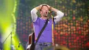 Aksi panggung Vokalis grup band Coldplay, Chris Martin saat menghibur para penonton di Lapangan FedEx di Landover, Md, AS (6/8). (Photo by Brent N. Clarke/Invision/AP)