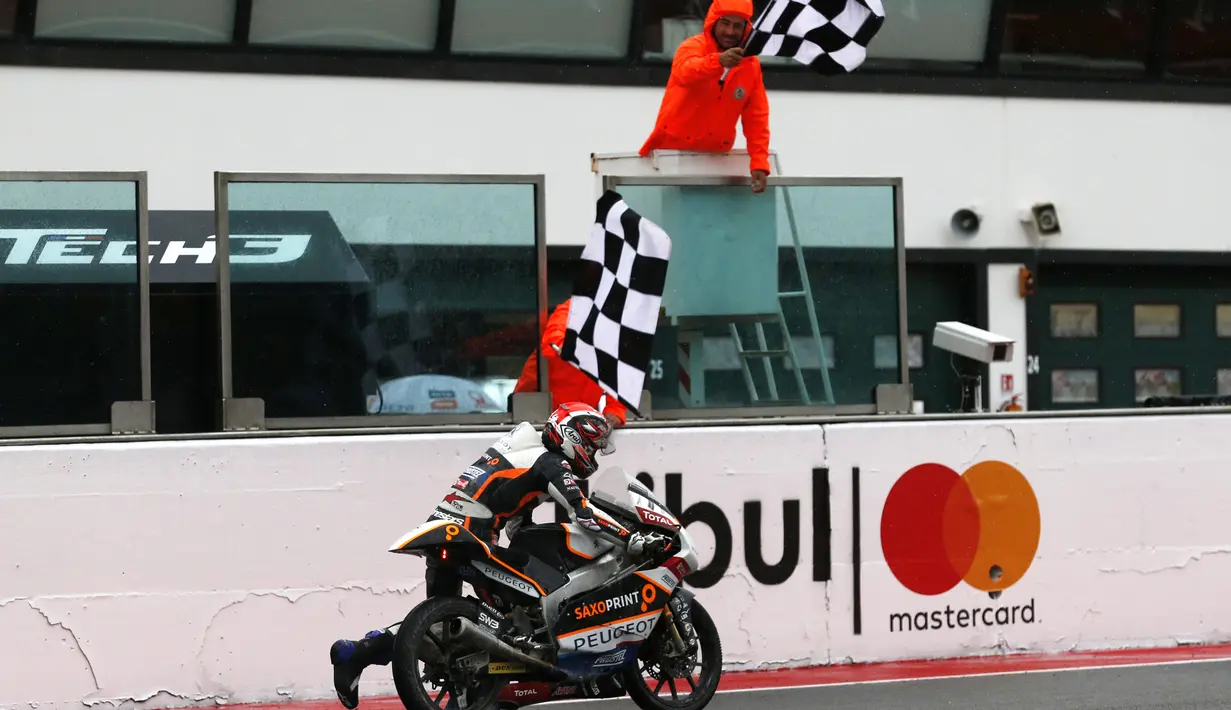 Pebalap Moto 3, Patrik Pulkkinen dari Finlandia masuk garis finish dengan mendorong motornya pada balapan San Marino Motorcycle Grand Prix di Sirkuit Marco Simoncelli, San Marino (10/9/2017). (AP/Antonio Calanni)