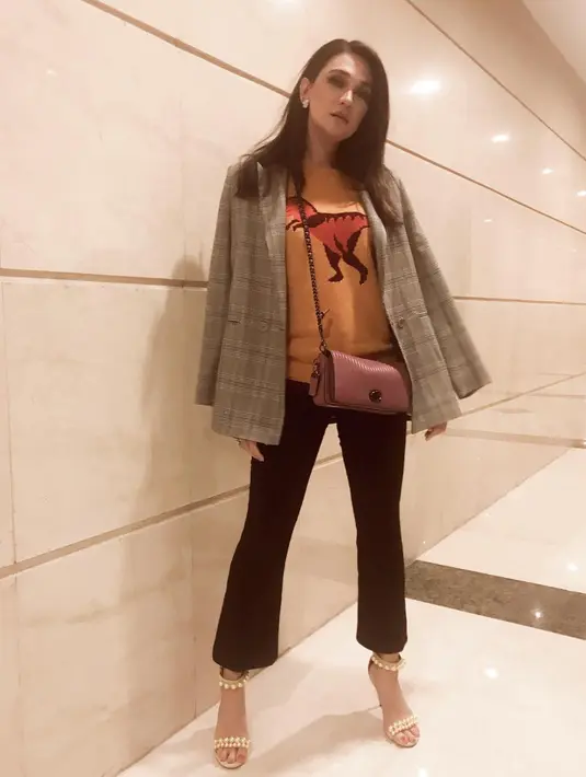 Paduan celana bahan, kaus dan blazer terbukti tidak membuat Luna menjadi terlihat norak. Justru, ia terlihat modis dan berbeda. Terlebih dengan high heels yang dipakainya membuat kakinya tampak lebih jenjang. (Instagram/lunamaya)