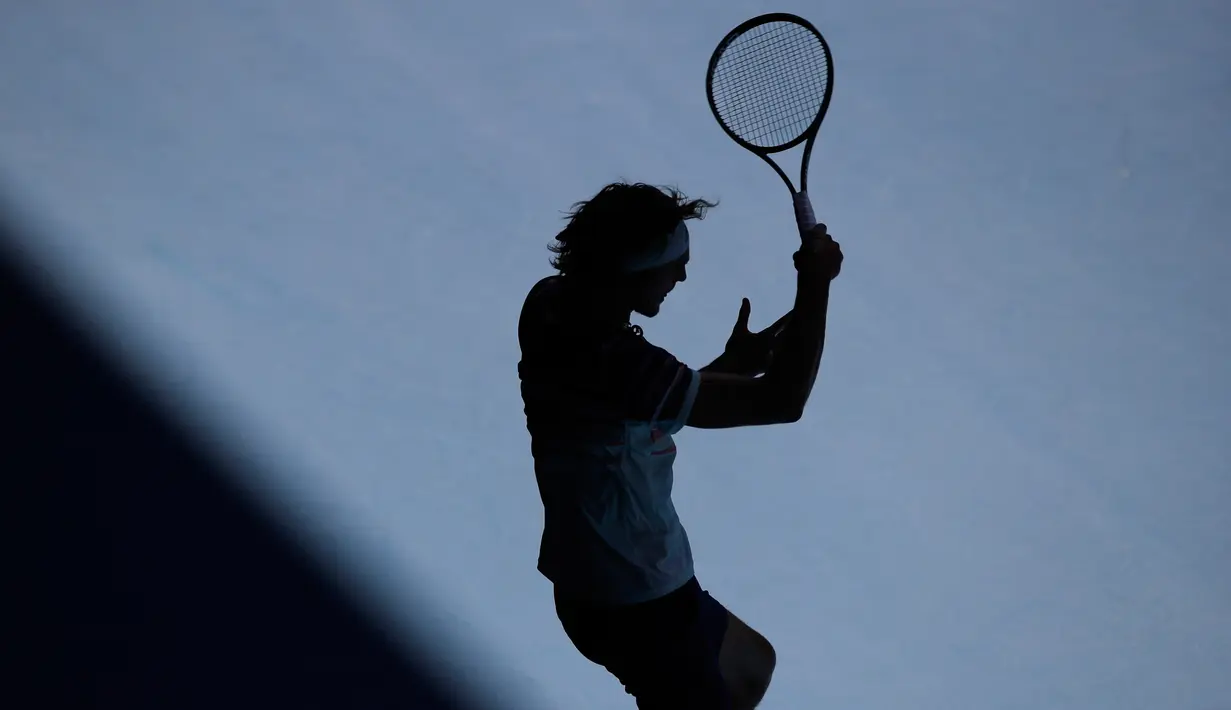 Petenis Jerman, Alexander Zverev melakukan pukulan forehand saat mengembalikan bola Stan Wawrinka dari Swiss pada perempat final kejuaraan tenis Australia Terbuka di Melbourne, Australia, Rabu (29/1/2020). Alexander Zverev mengalahkan Stan Wawrinka dan menembus babak semifinal. (AP PhotoAndy Wong)
