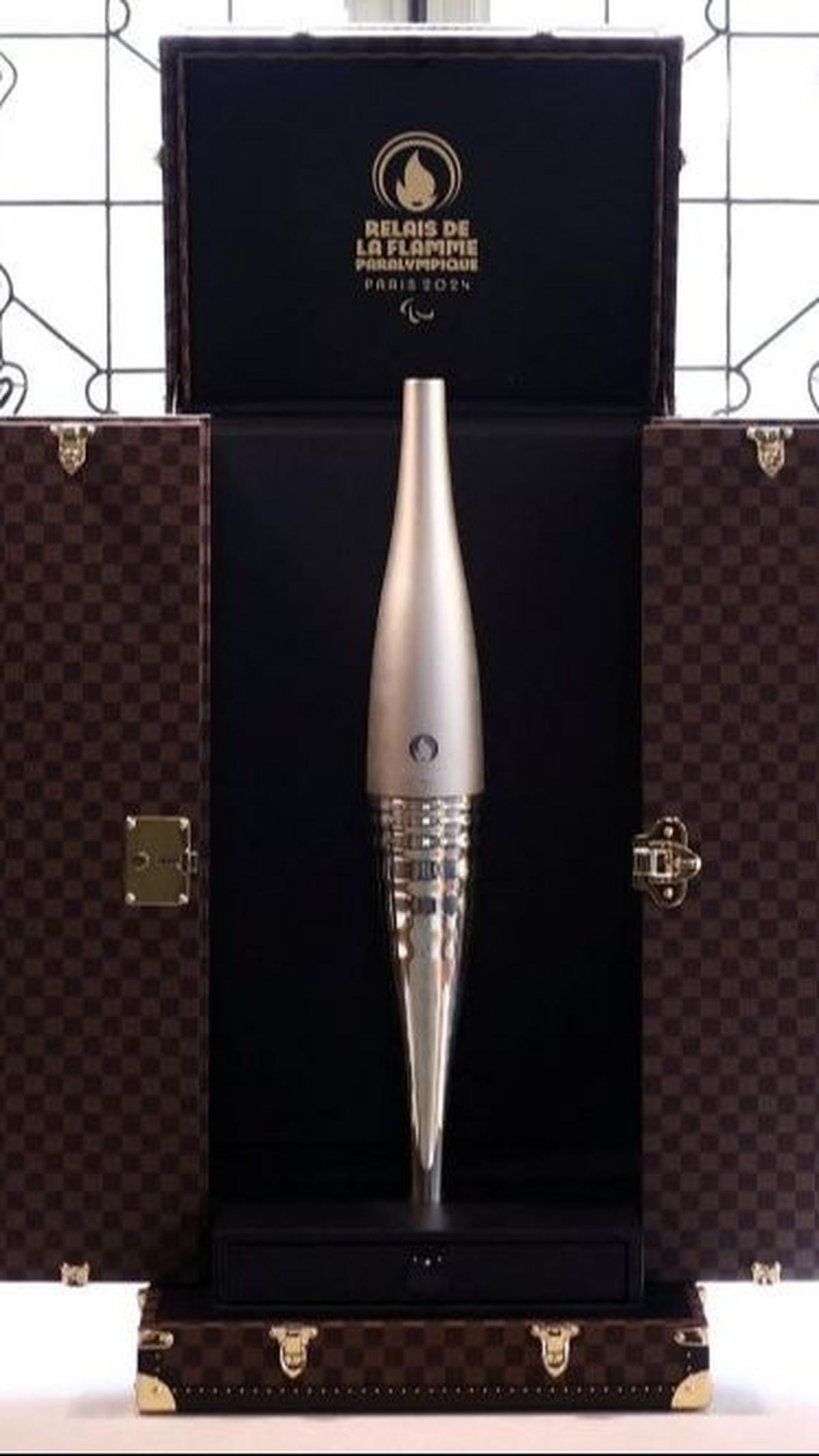 Saat ini Louis Vuitton sudah menyiapkan koper khusus menyimpan obor Olimpiade dan Paralimpiade 2024. Foto: REUTERS/Stephanie Lecocq<br>