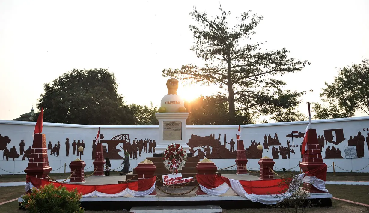 Monumen berupa patung tangan mengepal dikelilingi relief tentang perjalanan kemerdekaan RI ini dahulunya merupakan markas pasukan Pembela Tanah Air yang juga sebagai tempat awal Soekarno-Hatta saat tiba di Rengasdengklok. (Merdeka.com/Iqbal S. Nugroho)