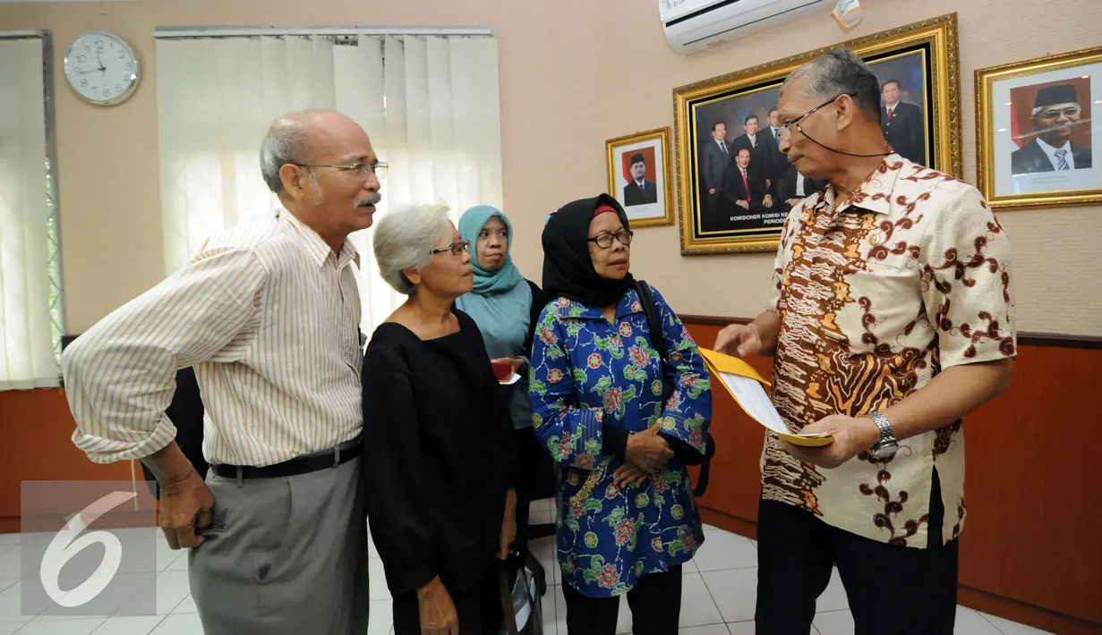 Ketua Komisi Kejaksaan Sumarno (kanan) menerima keluarga korban pelanggaran HAM di ruang Komisi Kejaksaan, Jakarta, Jumat (11/3). Keluarga korban mengadukan Jaksa Agung dalam penyidikan perkara pelanggaran HAM berat. (Liputan6.com/Helmi Fithriansyah)