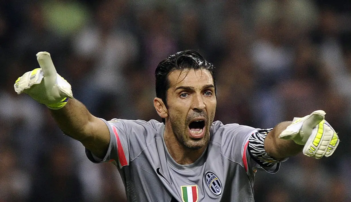 Ekspresi kapten tim Juventus, Gianluigi Buffon, saat memimpin laga kontra AC Milan dilanjutan Seri A Italia di Stadion San Siro, (20/9/2014). (REUTERS/Giorgio Perottino) 