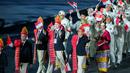 Kontingen Indonesia tampil mengunakan setelan formal hitam, Ulos, dan ikat kepala adat Sumatera Utara dan kebaya merah yang dipadukan dengan kain Tapis dan mahkota Siger Lampung di Opening Ceremony SEA Games Thailand 2025 yang digelar di Rajamanggala Stadium pada Selasa (9/12/2025) malam WIB. (Dok. NOC Indonesia)