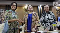 Ketua DPR Puan Maharani (tengah) didampingi Wakil Ketua DPR Sufmi Dasco Ahmad bersalaman dengan Menkeu Sri Mulyani saat rapat konsultasi di Ruang Pansus B, Kompleks Parlemen, Jakarta, Senin (16/12). Rapat membahas program Omnibus Law dan RUU Prolegnas Prioritas tahun 2020. (Liputan6.com/Johan Tallo)