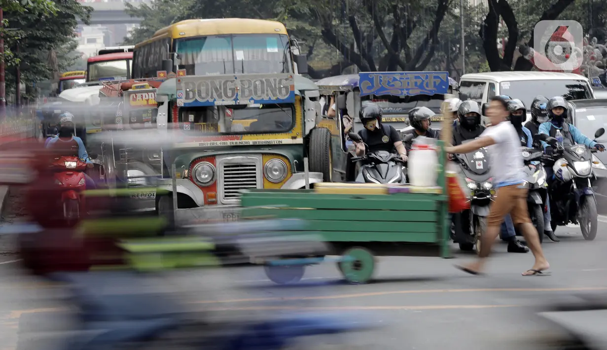 Sebuah mobil Jeepney terjebak di antara kemacetan yang terjadi di Manila, Filipina, Jumat (22/11/2019). Jeepney merupakan transportasi umum paling populer dan sudah menjadi ikon di Filipina. (Bola.com/M Iqbal Ichsan)