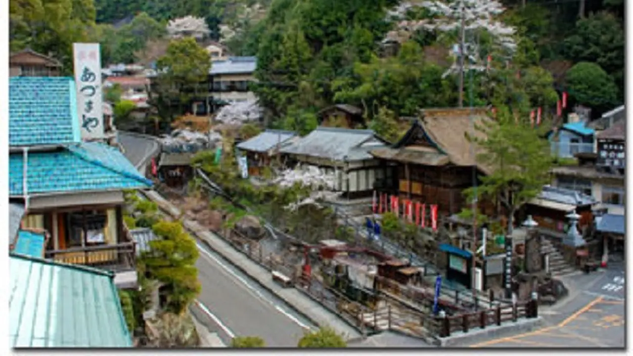 Kampung Onsen, Tangga Batu Bulat, dan Jalan Suci Pertapa Buddha di Kumano Kodo
