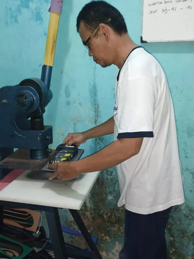 Melihat Proses Produksi Sandal di UMKM Tatag Sandal Wudhu Yogyakarta