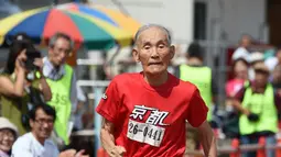 Hidekichi Miyazaki (105) melintasi garis finish setelah mencetak rekor lari 100 meter di Kyoto, Jepang, 23 September 2015. Kakek asal Jepang ini berhasil mencatatkan waktu 42,22 detik dan tercatat oleh Guinness World Records.(AFP PHOTO/Toru Yamanaka)