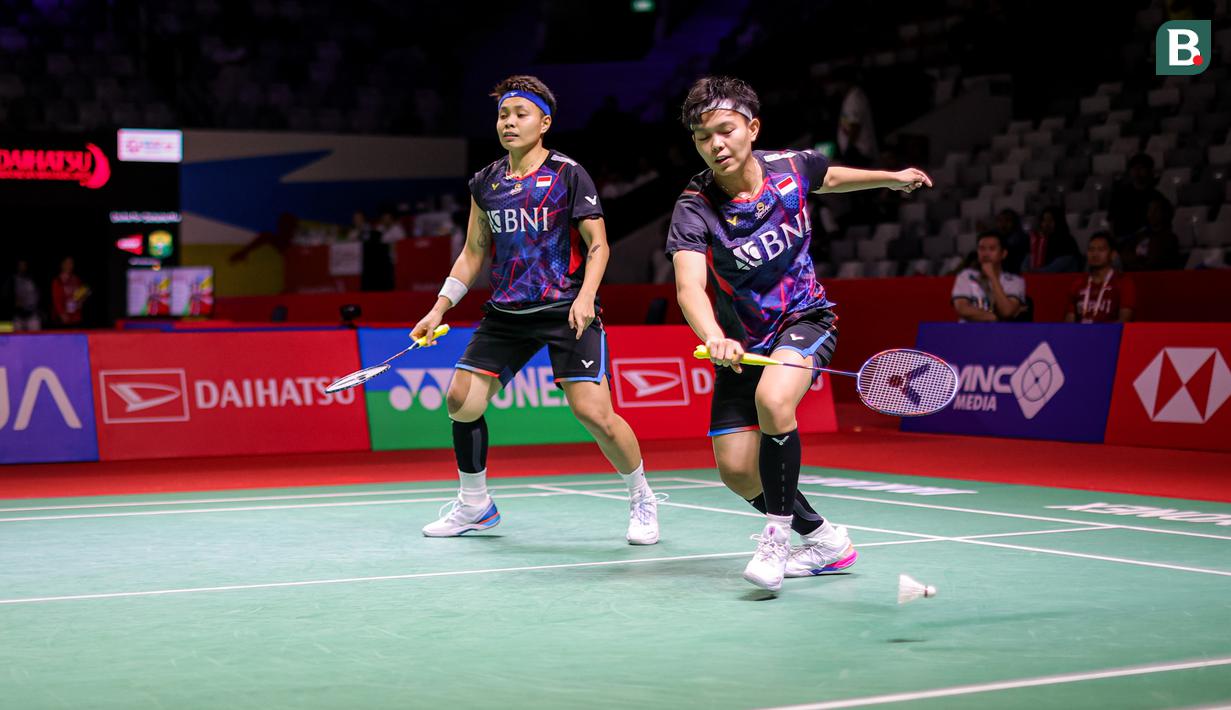 <p>Ganda putri Indonesia, Apriyani Rahayu/Siti Fadia Silva Ramadhanti gagal mengembalikan bola saat menghadapi pasangan Belanda, Debora Jille/Cheryl Seinen pada laga babak 32 besar Daihatsu Indonesia Masters 2024 di Istora Senayan, Jakarta, Selasa (23/1/2024). Apriyani Rahayu/Siti Fadia Silva Ramadhanti kalah dua game langsung 14-21, 17-21. (Bola.com/Bagaskara Lazuardi)</p>