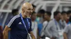 Pelatih Uni Emirat Arab (UEA), Ludovic Batelli, memberikan arahan kepada anak asuhnya saat melawan Indonesia pada laga AFC di SUGBK, Jakarta, Rabu (24/10/2018). Indonesia menang 1-0 atas UEA. (Bola.com/M Iqbal Ichsan)