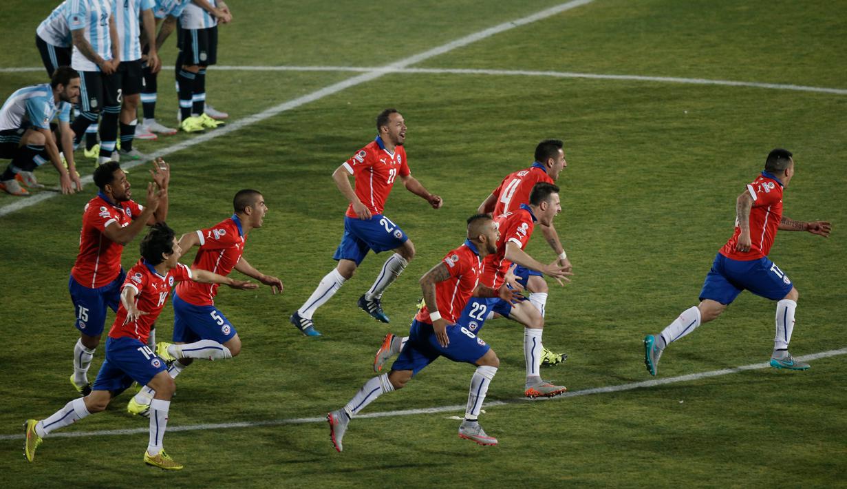 Pemain Cile merayakan kemenangan. (AP Photo/Silvia Izquierdo)