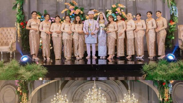 Nuansa Minang di pernikahan Ochi Rosdiana. (credit: instagram.com/thepotomoto)