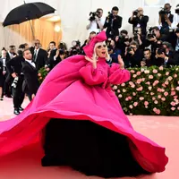 Lady Gaga saat menghadiri Met Gala 2019 yang digelar di The Metropolitan Museum of Art, New York, Amerika Serikat, Sanin (6/5/2019). Pelantun Poker Face tersebut sukses mencuri perhatian dengan penampilannya yang heboh. (Photo by Charles Sykes/Invision/AP)