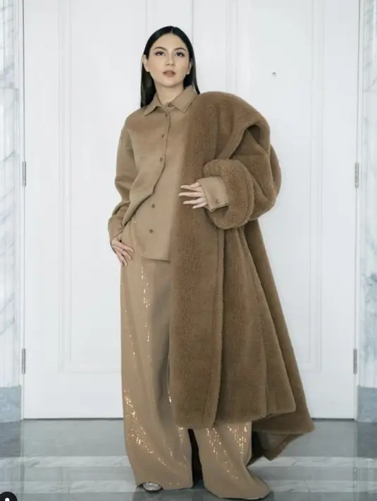 Jessica Mila tampil memesona dengan gaya glamor berbalut mantel bulu yang penuh gaya. [Foto: Instagram/ Jessica Mila]