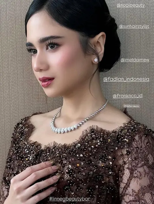 Dipadu styling oleh Imelda Imew dan Minda Novianty, penampilan Tissa Biani di momen spesial ini terasa begitu seimbang, antara tradisi dan modernitas, sederhana namun tetap mencuri perhatian.