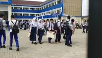 Siswa Bawa Meja Lipat untuk Belajar, Wali Kota Depok Janji Perbaki Sarana SMPN 3