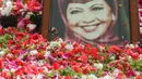 <p>Foto aktris senior Mieke Wijaya diletakkan di atas makamnya di TPU Tanah Kusir, Jakarta, Rabu (4/5/2022). Mieke Wijaya meninggal dunia pada Selasa, 3 Mei 2022 di Jakarta. Ia meninggal dunia pada usia 82 tahun. (Liputan6.com/Herman Zakharia)</p>