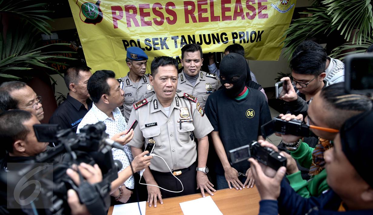 Wakapolsek Tanjung Priok, AKP Suparji (kiri) memberikan keterangan saat rilis pencabulan di Polsek Tanjung Priok, Jakarta, Selasa (7/6/2016). Syaifulloh alias Ipul (22) mencabuli Anak kelas 6 SD Dara 12 tahun. (Liputan6.com/Faizal Fanani)