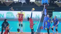 Jakarta Electric PLN (biru) kalah dari Jakarta Pertamina Enduro dengan skor 1-3 (20-25, 26-28, 25-20, 23-25) pada&nbsp;laga pertama final four PLN Mobile Proliga 2025 di GOR Jayabaya, Kediri, Kamis (17/4).&nbsp;(foto: PBVSI)