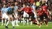 Gelandang Manchester United Nemanja Matic merayakan gol pada laga Liga Inggris melawan Huddersfield Town di Old Trafford, Rabu (26/12/2018). (AFP/OIi Scarff)