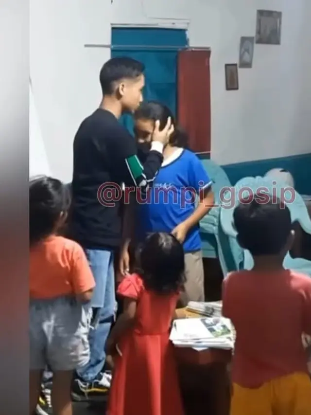 Potret haru Betrand Peto disambut keluarga saat pulang kampung (Sumber: Instagram/@rumpi_gosip)