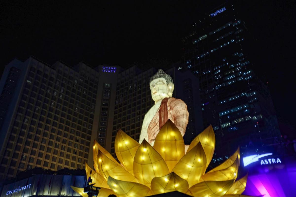 FOTO: Bundaran HI Bersinar Sambut Waisak