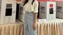 Raline Shah tampil bergaya smart casual mengenakan kemeja putih dan celana jeans. [@ralineshah]