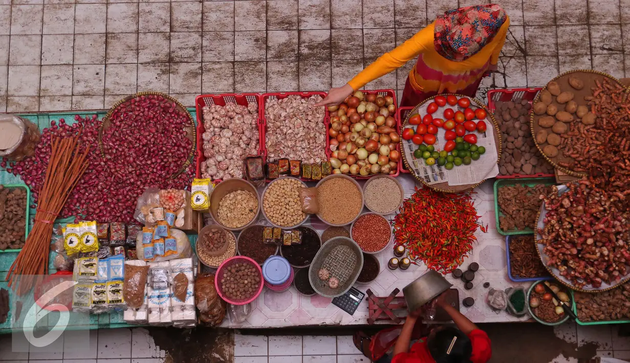 Pedagang sedang melayani seorang pembeli di pasar tradisional kawasan Tebet, Jakarta, Senin (1/8).Badan Pusat Statistik (BPS) melaporkan inflasi Juli 2016 sebesar 0,69 persen. (Liputan6.com/Angga Yuniar)