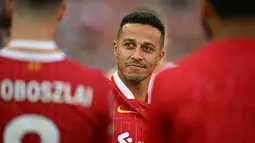 Thiago Alcantara belum lama ini mengumumkan pengunduran dirinya dari sepak bola. Gelandang berusia 33 tahun itu banyak mengalami masalah cedera selama bermain di Liverpool. Ia sekarang menjadi asisten pelatih Hansi Flick di Barcelona. (Paul ELLIS / AFP)