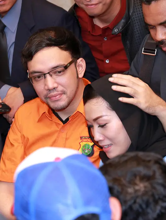 Sandy Tumiwa. Pada 26 November 2015 mantan suami Tessa Kaunang ini ditangkap karena dugaan kasus penipuan yang dilakukannya terkait investasi bodong. (Galih W. Satria/Bintang.com)